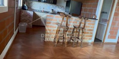Casa finca en ARRIENDO.
Comodidad, tranquilidad en medio de la naturaleza.
Descubre esta hermosa casa ideal para disfrutar en familia:
Sala comedor5 alcobas3 Closet2 baños Cocina integralGas por pipetaZona de ropasCorredoresPatio Piso en cerámica2 Parqueaderos descubiertos
Ubicado en zona campestre, rutas de transporte, a 10 min del aeropuerto José Maria Cordoba,  fácil acceso,  tiendas de barrio.
¡Para más información y agendar tu cita!Contáctanos al 3156901885Desarrollo Inmobiliario del Sur – Tu hogar, nuestra pasión