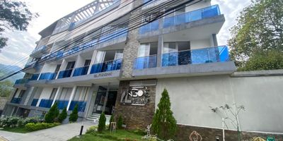 Apartamento nuevo en arriendo ubicado en lagos de el cacique con excelente distribución. Cuenta con 2 alcobas con closets, sala-comedor, cocina integral, zona de ropas, patio, calentador y 2 baños, parqueadero para carro. zona social para niños, piscina, cine, cancha de squash, BBQ. Ideal para los que buscan comodidad y funcionalidad cerca a la universidad de santander UDES. ¡Trámite rápido y sencillo! Agenda tu cita hoy mismo.