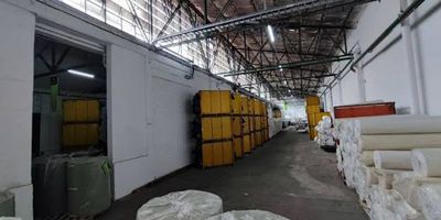 Bodega de 951 m2 en parque industrial de norte del Valle De Aburra, tiene ingreso en rampa, el piso es en concreto reforzado, tiene una altura de 5 mts aproximadamente, cuenta con energía trifásica, la capacidad puede estar sujeta a la necesidad del cliente puesto que la unidad tiene gran capacidad eléctrica, los servicios públicos serian promediados por medio de medidores internos. Está bodega brinda la opción de unirse con una bodega de 1.158 m2, los tiempos de entrega de las bodegas están sujetos a la negociación que se realice. El valor del canon es más IVA.