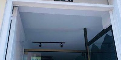 Local en arriendo ubicado en Chapinero Central, Bogotá, estrato 3, con un área de 100 metros cuadrados. Cuenta con un módulo, dos baños de tipo comunal, área de recepción, acabados listos, pisos en tableta y laminado, además de vidrios antirruido, cableado estructurado y altura interna. No tiene parqueadero ni bahía de parqueo, pero dispone de vista panorámica. El edificio cuenta con vigilancia 127 y no tiene ascensor. Se encuentra en una zona estratégica con excelentes vías de acceso como la Carrera 11, Calle 61 y Calle 62, ideal para negocios que requieran alta afluencia y fácil movilidad. Excelente oportunidad de local, disponible para entrega inmediata. Para mayor información comuníquese con la ejecutiva comercial mauricio rodriguez al celular o whatsapp 3182780335, a su correo electrónico mauricio.rodriguezinmobiliariasaliadas.com