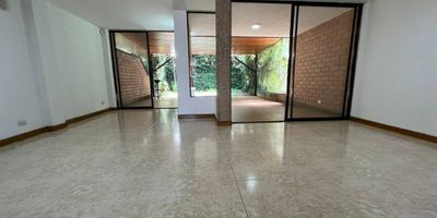 Casa sin amoblar en arriendo. Ubicado en el sector Loma de las Brujas, en Envigado con excelentes rutas de transporte. Unidad cerrada con seguridad 24 horas, y parqueadero doble. La unidad cuenta con Piscina, salón social, juegos infantiles, y zonas verdes.
