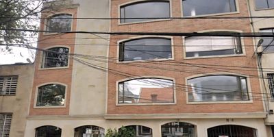 Acogedora oficina de 50m2 ubicado en el cuarto piso, con vista interior, ideal para quienes buscan un espacio tranquilo y funcional.
La oficina cuenta con:

2 salones con buena distribución.

1 baño.

Parqueadero incluido, perfecto para mayor comodidad.

 Excelente ubicación, a pocos pasos de la calle 39 y la carrera 20, con fácil acceso a transporte y vías principales.
Además, está rodeada de restaurantes, comercio y servicios que facilitan el día a día laboral.

Un espacio ideal para consultorios, oficinas administrativas o pequeños negocios.
¡Lista para ocuparse!