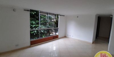 Código: 10619. 4° Piso en edificacion de 6 pisos. Acceso al inmueble: Directo a la via y escalas. Alcobas con puertas, baño cabinado, calentador, cubierta y extractor. Administración de la copropiedad incluida.