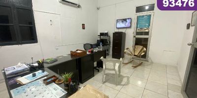 Casa comercial con uso de suelo PC-1 en VENTA  ubicada en el barrio El Rosario. La casa consta de 1 local en la parte exterior, 1 Oficina, 4 Estudios abiertos amplios con la posibilidad de adecuarse según la necesidad , 2 baños auxiliares, sala, sala de estar, sala auxiliar, patio amplio.  bahía exterior de parqueo. Esta ubicada Cerca de Parque central.