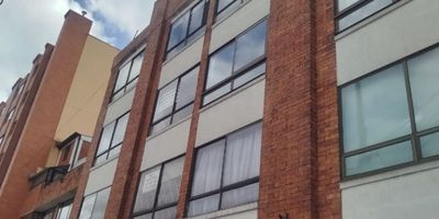 VENDEMOS EDIFICIO ALCAZAR  exclusivo apartamento ubicado en carrera 9 con 127b  segundo piso  2 habitaciones y 2 baños, pisos madera laminda, iluminado,  este espacio de 60.93 metros cuadrados ofrece un ambiente acogedor y funcional para tu familia. Además, cuenta con 1 parqueadero para tu conveniencia. Disfruta de la tranquilidad y seguridad que este lugar brinda, ideal para crear momentos inolvidables. Contáctame para más información: JACQUELINE MARTIN, Número 3118982171.... Robert Esparza 322 210 19 18