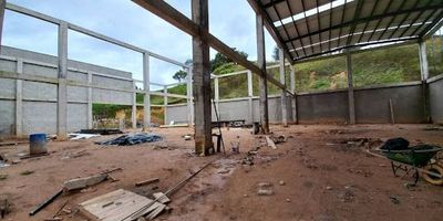 Bodega en Arriendo – Ubicación Estratégica en el Oriente Antioqueño!
Área total: 1.500 m² | Posibilidad de dividir en 3 bodegas de 500 m²
Si buscas un espacio industrial amplio, moderno y con especificaciones técnicas ideales para operaciones de alto nivel, esta es la oportunidad perfecta para tu empresa.
Características destacadas: Área total: 1.500 m².
Opcional: se puede dividir en tres bodegas independientes de 500 m² cada una.
Muelle de carga para camión, ideal para logística y distribución.
Altura libre: 11 metros, perfecta para almacenamiento en altura o maquinaria industrial.
Piso industrial: capacidad de 2 toneladas por m², óptimo para carga pesada.
Energía trifásica 40 kVA, garantizando potencia para operaciones exigentes.
Dimensiones:
Profundidad: 30 metros
Ancho: 15 metros
Fecha estimada de entrega: Febrero de 2026.
Canon: $25.000 por m².