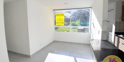 Código: 10614. 4° Piso en edificacion de 9 pisos. Acceso al inmueble: Directo a la via y escalas. 2 Alcobas con puertas, baño cabinado en vidrio y cocina con cubierta. Máximo 2 personas. Ruido moderado. Solo 1 mascota. Consultar restricciones.