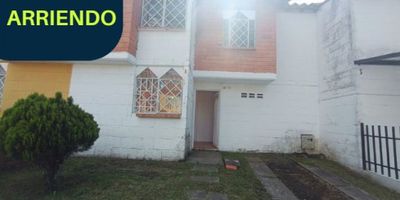 Encantadora casa para alquiler ubicada en el hermoso municipio de Rionegro, Antioquia. Esta propiedad cuenta con un área de terreno de 100 metros cuadrados y un área construida de 100 metros cuadrados, con un área privada de 120 metros cuadrados, lo que brinda espacio suficiente para una cómoda estadía.

En su interior, esta acogedora casa cuenta con 3 habitaciones, ideales para familias pequeñas o parejas que deseen tener un espacio adicional para oficina o invitados. Además, cuenta con 2 baños, uno de ellos auxiliar, para mayor comodidad y privacidad. Los clósets integrados en las habitaciones permiten mantener todo en orden y facilitan el almacenamiento.

Una de las ventajas de esta propiedad es que admite mascotas, por lo que podrás disfrutar de la compañía de tus amigos peludos en tu nuevo hogar. También cuenta con servicios de agua y electricidad, así como habitación de servicio, lo que brinda una mayor versatilidad en su uso.

En cuanto a las características externas, esta casa tiene acceso pavimentado, lo que facilita su acceso en cualquier época del año. Además, se encuentra cerca de centros comerciales, donde podrás encontrar todo lo que necesitas a pocos minutos de distancia. También está cerca de la zona urbana, con fácil acceso a colegios y universidades, ideales para familias con hijos en edad escolar.

Para mayor comodidad, la propiedad cuenta con 2 garajes y parqueadero para visitantes, lo que garantiza un espacio seguro para tus vehículos. También podrás disfrutar de momentos al aire libre en los parques cercanos o en tu propio patio privado. Si prefieres una vista panorámica, su terraza será el lugar perfecto para disfrutar de un café en las mañanas o una cena bajo las estrellas en las noches.

Si te preocupa el transporte, no tienes que preocuparte más, ya que esta casa se encuentra cerca de zonas de transporte público, lo que facilita tus desplazamientos a cualquier parte de la ciudad. De igual manera, su ubicació
