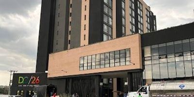 El Conjunto Residencial DC 26 Apartaestudios está ubicado en el occidente de Bogotá, sobre la Avenida El Dorado (calle 26) a la altura de la Cra 85K, en el barrio Santa Cecilia – Fontibón, a pocos minutos de la Avenida Ciudad de Cali y del Aeropuerto El Dorado. Su entorno es principalmente residencial y empresarial, con cercanía a centros comerciales y grandes superficies como Nuestro Bogotá y Hayuelos, además de Homecenter y el complejo comercial del sector, buena oferta de transporte público por la calle 26 (troncales y alimentadores) y fácil conexión con otras zonas de la ciudad.