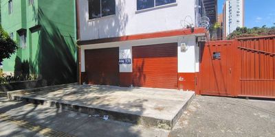 Local comercial disponible para arriendo en Medellín, sector los colores, acondicionado con puerta persiana, terraza, al interior una cocineta y baño, salón sin divisiones, ideal para cualquier tipo de mercado, cerca al estadio, buenas rutas de transporte y de acceso, Contacto 3015989091