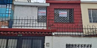 Espectacular casa de dos niveles ubicada en el barrio La Floresta, su ubicación estratégica ofrece excelentes vías de acceso, entre ellas la Avenida Suba, la Avenida Calle 100 y la Avenida Carrera 68. Además, se encuentra cerca de puntos de gran afluencia como el Centro Comercial Iserra 100, la estación de TransMilenio La Floresta. La casa cuenta con sala-comedor, cocina integral, patio de ropas, tres habitaciones, dos baños y garaje cubierto dentro de la propiedad. Su distribución amplia y funcional la convierte en una excelente opción para familias que buscan un espacio confortable. Cualquier información adicional contáctenos al número 3143647952 o al correo electrónico: maritza.suarez@inmobiliariabogota.com. El equipo de Inmobiliaria Bogotá está comprometido a brindar una experiencia de vida excepcional para nuestros clientes desde el momento en que se unen a nuestra comunidad.                                                        