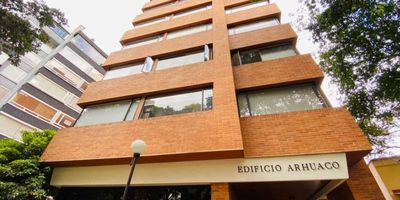 INF: FLOR JIMENEZ. Exclusivo, piso alto, clásico, 180° de vista panorámica, super bien ubicado, cerca al liceo Frances, amplia sala Independiente del comedor, chimenea, estudio con biblioteca, amplia cocina, zona de lavandería cuarto y baño de servicio, tres amplias alcobas, la principal con buen Vestier y baño privado, baño auxiliar más baño social, dos garajes independientes y un gran depósito. Exclusivo edificio, con gran salón social, bahía para visitantes. El valor incluye la administración.