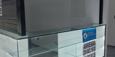 Estamos rentando un local en todo el centro de Medellín, locales total mente nuevos, este local es un esquinero
todo nuevo tiene iluminación y vitrina, solo falta que instalen los producto y abrir al público.
la ubicación del local es un primer piso,
a media cuadra de la estación botero,
el edificio se llama wala etapa 2