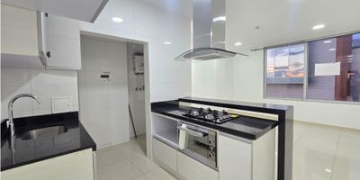 Se arrienda apartamento en tercer piso en escaleras, en lugar estrategico de la ciudad, cerca a centros comerciales, bancos, Universidades, centro de la ciudad, facil acceso a transporte publico, consta de dos alcobas, dos baños, amplia cocina, sala comedor,  y zona de ropas.
