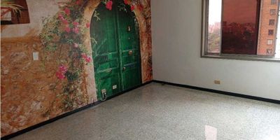 Apartamento con muy buena ubicación buenas rutas de transporte consta de 3alcobas con closet, alcoba de servicio, 3 baños cabinados con agua caliente, sala, comedor, cocina integral con red de gas, zona de ropas, parqueadero, portería 24 horas. Más información al 3023521989
