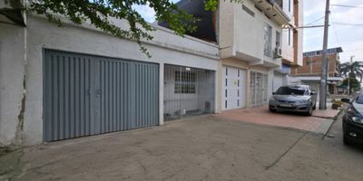 Excelente bodega en alquiler!

Cuenta con ubicación estratégica, cerca a la galería de santa Elena, con 7 espacios amplios bien distribuidos, garaje 1 baño, cocina tradicional grande, lavadero y patio en cemento.
Ideal para bodega o planta de procesamiento.

Mayor info. TRES VEINTICUATRO SEIS OCHENTA NOVENTA Y CINCO SEIS CINCO.