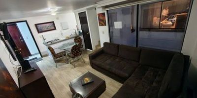 Hermoso y amplio apartaestudio AMOBLADO duplex, ubicado en el barrio Batan , cerca de la Autopista Norte, Estación de Transmilenio, parques cercanos, fácil acceso a transporte público, vías de acceso, sector comercial.  Este inmueble costa de 1 habitación equipada con su closet, espacio para sala comedor, 2 baños el principal y el social, ventanal, zona de ropas, cocina sencilla, red a gas, piso en madera laminada. Este inmueble queda ubicado en unidad residencial la cual te ofrece una vigilancia 24-7 y zonas comunes sencillas para tu uso.