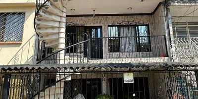 ¡Inversión ideal en el barrio La Base, Cali!

Descubre esta increíble casa de tres pisos independientes, perfecta para inversionistas que buscan alta rentabilidad mensual por alquileres.

 Primer piso:
	•	3 habitaciones con clóset (principal con baño).
	•	Cocina y baños recientemente remodelados.
        *       Sala comedor Amplia 
	•	Amplio patio de ropas y parqueadero en antejardín.
        *      Estudio 

 Segundo piso:
	•	3 habitaciones con clóset (principal con baño).
	•	Zona de estudio, baño auxiliar, sala comedor.
	•	Cocina equipada y un amplio balcón.

 Tercer piso:
	•	Apartamento con 2 habitaciones con clóset.
	•	Cocina abierta amplia, 1 baño equipado y terraza sala de estar 

Esta propiedad combina diseño funcional con espacios modernos, asegurando comodidad para sus habitantes y altos ingresos por arrendamiento. ¡No dejes pasar esta oportunidad! esta disponible par ti