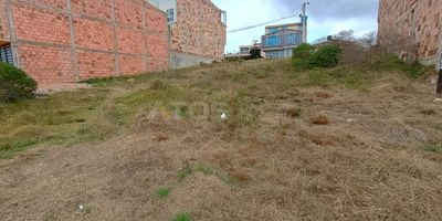 Atos Inmobiliaria vende lote en el sector Altos de Xue, cerca al sector La Granja. Cuenta con un área de 86 metros cuadrados, ideal para construir el hogar de tus sueños con proyección de vivienda de dos pisos. Se encuentra en una zona tranquila, de alta valorización, con fácil acceso a vías principales, cercanía a colegios, comercio y transporte. ¡Una gran oportunidad para invertir y proyectar tu futuro! No esperes más, contáctanos y agenda tu cita.