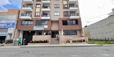 Este hermoso apartamento para alquiler se encuentra ubicado en la exclusiva zona de Chia, en el departamento de Cundinamarca. Con una amplia área total de 76 metros cuadrados, este inmueble cuenta con una distribución ideal para una familia o para aquellos que buscan un espacio cómodo y funcional. Además, sus 3 habitaciones y 2 baños brindan el espacio perfecto para el descanso y la privacidad de todos los habitantes del hogar.
Con una construcción de la más alta calidad, el apartamento tiene una hermosa área privada de 71 metros cuadrados, ideal para que los inquilinos puedan disfrutar de su propio espacio personal. Los armarios empotrados en todas las habitaciones permiten mantener el orden y la organización en todo momento, mientras que la impresionante vista panorámica de la ciudad de Chia puede ser apreciada desde la comodidad del hogar.
Entre las características internas más destacadas de este apartamento, se encuentra la posibilidad de tener mascotas, lo que lo hace ideal para