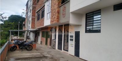 Arriendo Apartamento Prados de cataluña Giron,

Excelente apartamento, sobre vía peatonal, fresco, iluminado.

Ubicado en 5 piso.  Consta de sala-comedor, estudio, cocina integral,  zona de ropas, dos habitaciones con closet, baño auxiliar completo, pisos en ceramica.

No se cancela administración, el edificio tiene zona de Terraza y  No dispone de ascensor.

 
