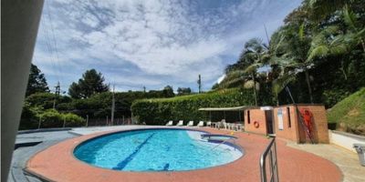 apartamento de 70Metros. Dos alcobas,dos baños, patio de ropas, dos closet, red de gas,tina de gas, parqueadero. Zonas comunes. Piscina,gimnasio,salón social,parque infantil,cancha polideportiva,parqueaderos comunes
