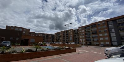 Espectacular apartamento en octavo piso, dentro de conjunto cerrado estrato 4, con ascensor, una vista increible y muy iluminado. Cuenta con cocina integral abierta con barra y espacio para nevecon, zona de ropas independiente amplia, sala comedor con grande balcon, estudio, dos habitaciones auxiliares con closet, baño secundario y habitación principal con vestier, baño privado y balcón. Está encortinado y con lamparas. Además cuenta con un parqueadero cubierto.