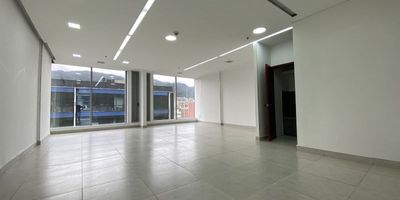 Arriendo consultorio con excelente ubicación, ideal para profesionales del sector salud. Situado junto a la Clínica El Country, en una zona reconocida por su entorno médico, bienestar y equilibrio. El consultorio cuenta con espacio central y un baño privado, además de servicio de internet incluido. El edificio ofrece recepción en cada piso, dos ascensores y un moderno atrio que conecta de forma armónica los espacios públicos y privados. Su infraestructura ecoeficiente y bioclimática aporta a la sostenibilidad y al confort de quienes lo ocupan. Cerca de Clínica El Country, Autopista Norte, Calles 85 y 82, Carrera 15, Centro Comercial Andino, Unilago y estaciones de TransMilenio 85 y Héroes.