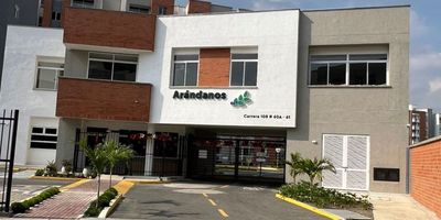 ASEINCO INMOBILIARIA RENTA LINDO APARTAMENTO EN TERCER PISO CON ASCENSOR, UBICADO EN EL CONJUNTO RESIDENCIAL ARÁNDANOS AL SUR DE CALI, EN PARQUE VIVERO. EL APARTAMENTO CUENTA CON BALCÓN, SALA-COMEDOR, COCINA INTEGRAL AMERICANA, ZONA DE OFICIOS, BAÑO SOCIAL, SALA DE ESTUDIO Y DOS HABITACIONES: LA PRINCIPAL CON BAÑO Y CLÓSET, Y LA AUXILIAR TAMBIÉN CON CLÓSET. EL CONJUNTO OFRECE PARQUEADERO COMUNITARIO, PORTERÍA Y VIGILANCIA 24 HORAS, PISCINA PARA NIÑOS Y ADULTOS, ZONAS VERDES, ZONA INFANTIL, SALÓN SOCIAL, GIMNASIO Y ÁREA DE BBQ.

INFO:315 555 33305 -318 342 1474 
WWW.ASEINCOINMOBILIARIA.CO