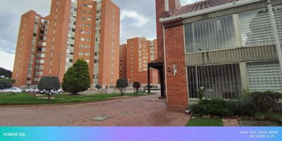 ¡Descubre tu Hogar Ideal en JJ Vargas!
¡Esta es la oportunidad que estabas esperando para invertir o vivir en uno de los mejores sectores de Bogotá!
Te presentamos una espectacular casa de tres niveles en un exclusivo conjunto cerrado en el prestigioso sector de JJ Vargas.  Características Destacadas de la Casa:
Espacios Amplios: Tres habitaciones cómodas y cuatro baños completos, perfectos para toda tu familia. Vida Social y Familiar: Sala y comedor diseñados para el confort y la integración.
Área de Servicios: Sector de lavandería independiente.  Beneficios Exclusivos del Conjunto Cerrado: Seguridad y Tranquilidad: Disfruta de la paz que ofrece un conjunto cerrado.
Zonas de Recreación: Parques internos y amplias zonas verdes, ideales para el descanso y el juego de los niños.
Comodidades Premium: Salón comunal y gimnasio completamente dotado para tu bienestar.
No dejes pasar esta inigualable oportunidad de mejorar tu calidad de vida.
¡Agenda tu cita hoy mismo! Llámanos Cod: 5201