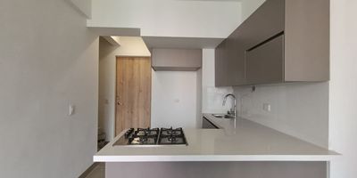 Apartamento en Sabaneta en moderna unidad cerrada, con una hermosa vista panoramica a la ciudad y orientacion sin sol poniente, lo que garantiza frescura y luminosidad durante todo el dia. Este inmueble se distingue por sus acabados de lujo, diseno contemporaneo y excelente distribucion, pensada para brindar confort y elegancia en cada espacio. La unidad ofrece completas zonas comunes ideales para el descanso y la recreacion, en un entorno residencial tranquilo, seguro y de alta valorizacion. Una excelente opcion para quienes buscan estrenar vivienda con estilo, exclusividad y una vista inigualable.