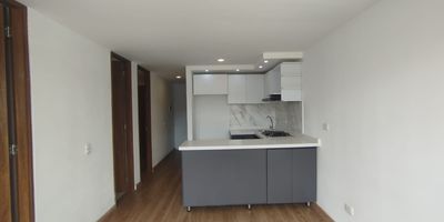 Espectacular apartamento en arriendo ubicado en el exclusivo sector de Ciudad La Salle, en la localidad de Usaquen, con un area de 40 m, distribuido en 2 acogedoras alcobas, 1 bano moderno, cocina integral con barra americana, 2 closets y closet de lino, sala-comedor iluminada con luces LED, pisos en madera y ceramica en el segundo nivel, creando un ambiente calido y contemporaneo. El conjunto ofrece excelentes zonas comunes ideales para la comodidad y el esparcimiento. Su estrategica ubicacion permite acceso rapido a centros comerciales, supermercados, bancos, estaciones de SITP y principales avenidas, lo que garantiza conectividad y multiples facilidades cotidianas. Una oportunidad perfecta para vivir en un sector residencial, tranquilo y muy bien ubicado.