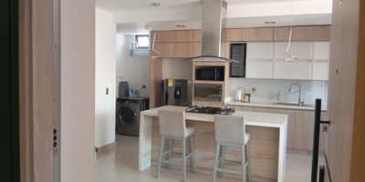 Vendo Apartamento en Conquistadores – Medellín
 Inmueble de lujo – Ideal para vivir o invertir (renta corta permitida)

 Área: 104 m²
 3 alcobas
 3 baños
 Cocina integral moderna
 Parqueadero privado
 Construcción 2024 – Estrato 5
 Apartamento totalmente amoblado
 Puerta de seguridad + acceso con tarjeta
 Vista panorámica
 Edificio con ascensor

 Ubicación privilegiada:
A pocos minutos de Pueblito Paisa, Parques del Río, Plaza Mayor, y Centro Comercial Obelisco. Zona tranquila, central y con excelente valorización.

 Perfecto para inversión en rentas cortas (Airbnb) o para disfrutar de un hogar moderno, seguro y con todas las comodidades.

 Contáctame para más información o agendar visita. ¡No te lo pierdas!
