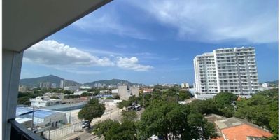 CÓDIGO 9649FR080. Apartamento ubicado en un sexto piso en zona residencial de Los Olivos. Cuenta con dos alcobas, dos baños, sala comedor, cocina integral con Barra Estilo Americano, balcón con Vista Panorámica, zona de labores, armarios empotrados y aire acondicionado. El edificio ofrece Piscina, Gimnasio, Salón Comunal, Zona Infantil, Ascensor, Vigilancia, Planta Eléctrica y Acceso Discapacitados. SI ESTA PROPIEDAD ES DE SU INTERÉS, CONTÁCTENOS Y AGENDAMOS UNA CITA.
