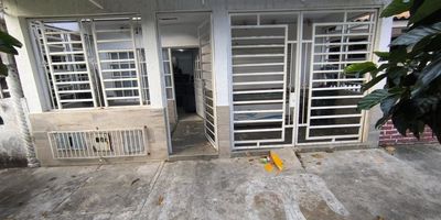 VENDO CASA EN EL BARRIO LOS LAGOS, CERCA A COLEGIOS, SUPERMERCADOS, PARQUES Y FACIL ACCESO AL  TRANSPORTE  PUBLICO.

UN PISO TERMINAL EN PLANCHA 
AREA DE LOTE 90 MTS 

CONSTA: SALA, COMEDOR, COCINA SENCILLA, BAÑO, 3 HABITACIONES, PATIO.

VALOR DE VENTA: 195 MILLONES NEGOCIABLES

SOLO PAGO DE CONTADO / NO BANCOS / NO CREDITOS