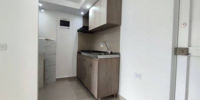Apartamento en arriendo en San Antonio de Prado, sector Prado Campestre, con 2 habitaciones con closet, sala comedor, cocina integral, zona de ropas y 2 baños completos. Cuenta con parqueaderos comunes y acceso a red de gas. La unidad ofrece portería 24 horas, gimnasio, salón social, lavandería, zona de asados, parque infantil, chorros de agua y zonas verdes. Cerca de la UVA El Paraíso, vía nueva a San Antonio de Prado, parroquia San Benildo, biblioteca, rutas de bus, D1, ARA y Kitys Coffee. Contáctanos en Epicasa.