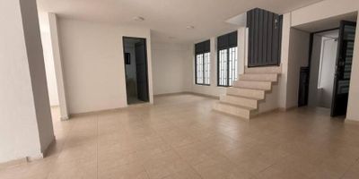 Local en arriendo en un segundo piso, cuenta con dos espacios para oficina u bodega. Asi mismo luz compartida, puerta de seguridad, sistema de camaras y baño en area comun. Escribenos y agendamos cita para conocer el inmueble