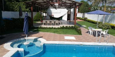 Casa campestre ubicada en Ricaurte, barrio  isla del sol, área del lote 1.033 M2, cerca a la vía principal, D1, Carulla, Ara, Dollar City, droguerías. 1 kilometro antes de la entrada a Girardot. Casa de dos plantas, cuenta con sala y comedor, cocina , un baño social, 2o. piso: tres alcobas, dos baños, kiosco de 54 metros en estructura metálica, con 3 ventiladores, piscina de 54 metros con jacuzzi, baño y ducha externas. Arboles frutales. Si quiere mas área de lote, al lado tenemos otro lote de 960mtrs, $450 millones.  Gisela Peñaranda 3112768391