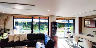 Casa en La Calera -Sopó, en conjunto, frente al centro comercial Potosí, encuentra esta impresionante casa de 260 metros cuadrados con un diseño elegante y moderno,  dos plantas, esta propiedad cuenta con 3 habitaciones con baño privado, baño social, cocina abierta amplia con barra, sala comedor independientes, chimenea a gas, sala de tv, oficina o estudio, cuarto baño de servicio, deposito, 4 parqueaderos. Pérgola amplia con BBQ a gas y zona verde con árboles frutales.  Disfrute de la tranquilidad y privacidad que este hogar brinda, con acabados de alta calidad y una distribución funcional. El conjunto cuenta con piscina, sauna, jacuzzi, turco, canchas de squash salón comunal, gimnasio, teatrino, canchas de tenis y futbol 5, cafetería, ciclorruta, zona de BBQ, juegos infantiles, salón de juegos, zonas verdes. Viva rodeado de naturaleza. INF. Gisela Peñaranda