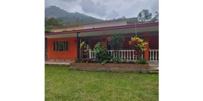 La finca en venta se encuentra ubicada en Fusagasugá, Cundinamarca, una ciudad con excelente clima y paisajes naturales, perfecta para aquellos que buscan tranquilidad y contacto con la naturaleza. Con una amplia área de terreno de 64000 M2, esta finca ofrece un verdadero oasis de paz y comodidad.

La propiedad cuenta con un área construida de 200 M2, donde se distribuyen de manera cómoda y funcional 7 alcobas y 3 baños, lo que la convierte en una excelente opción para familias numerosas o aquellos que buscan un lugar para escapar del bullicio de la ciudad.

Además, esta finca ofrece 5 espacios de garaje, lo que garantiza una estancia segura y cómoda para todos los vehículos de la familia. Su área privada de 64000 M2 permite a sus residentes disfrutar de un amplio espacio al aire libre, ideal para diversas actividades al aire libre.

En cuanto a sus características internas, esta finca cuenta con servicios básicos como agua, electricidad y cocina integral, que facilitan la vida cotidiana de sus habitantes. También cuenta con un comedor auxiliar, perfecto para disfrutar de deliciosas comidas en familia.

Pero lo que hace de esta finca aún más atractiva son sus características externas. Un hermoso jardín rodea la propiedad, brindando un ambiente tranquilo y relajante, así como una vista panorámica impresionante que permite disfrutar de la majestuosidad de los alrededores.

En resumen, esta finca en Fusagasugá es una verdadera joya del campo, con amplios espacios y comodidades para una vida tranquila y llena de paz. ¡No pierdas la oportunidad de tener tu propio paraíso en esta hermosa ciudad colombiana! Contáctanos ahora para más información y visita esta increíble propiedad.
