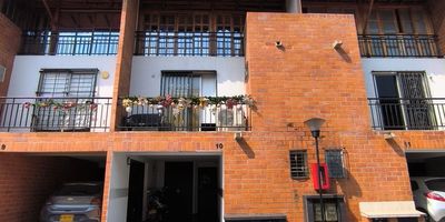 Oportunidad en Valle del Lili!
Vendo hermosa casa en Condominio TerraBella, zona de alta valorización, cerca de todo:  3 niveles – 174 m²
 Administración: $365.000

 3 niveles – 174 m²
 Administración: $365.000
 Valor: $490 millones negociables

Primer piso: sala, comedor, cocina integral, baño social, zona de oficios y habitación del servicio.
Segundo piso: estudio, balcón, 3 habitaciones y baño auxiliar; una de ellas con baño privado.
Tercer piso: terraza, balcón y amplia habitación principal con clóset, vestier y aire acondicionado.

 Un espacio moderno, amplio y listo para disfrutar.
 ¡Tu nuevo hogar te espera en TerraBella!