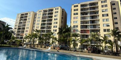 Hermoso apartamento en el 7º. Piso, con vista exterior.  Consta de Sala- Comedor, 3 habitaciones con closet, la principal con baño, Cocina integral, zona de oficios, baño social, balcón, Parqueadero propio. 
La unidad residencial cuenta con piscina para adultos, para niños, Salón social, Gimnasio, Cancha múltiple, Zona infantil, parqueadero de visitantes.