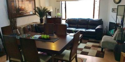 Vendo apartamento PARA REMODELAR, en calle cerrada, costado oriental de la Av. 19 con 128, tercer piso interior, buena entrada de luz natural, , salón comedor, chimenea, cocina tradicional, zona lavandería, hall alcobas, tres alcobas principal con vestier y baño,  tres baños completos, estudio, 1 garaje. Inf: Gisela Peñaranda