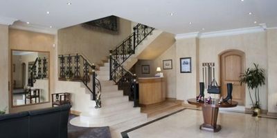 Descubre este amplio local de 640 metros cuadrados en arriendo , ubicado en una zona privilegiada de la ciudad. Con un diseño moderno y elegante, cuenta con 1 baño y espacios versátiles que se adaptan a tus necesidades. Su luminosidad y distribución te brindarán un ambiente acogedor y funcional para tu negocio. No pierdas la oportunidad de establecer tu empresa en este exclusivo espacio. ¡Contáctanos para más información!