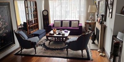 Apartamento en venta, calle cerrada, segundo piso, interior, espacios amplios, 
consta de : Salón amplio, estudio, comedor, cocina cerrada con gran espacio para comedor auxiliar, tres alcobas amplias, ( estudio, puede ser la cuarta alcoba) tres baños con el social, cuarto baño de servicio, dos garajes, un deposito. Pisos en madera natural y laminado , baños remodelados, vigilancia 24 horas. Inf: Gisela Peñaranda 3112768391