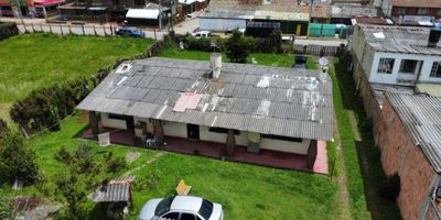 Casa ubicada en Chía,  vereda Tiquiza sobre la vía a Fonqueta y zona de desarrollo inmobiliario.  En su alrededor cuenta con conjuntos cerrados. Cuenta con una bodega que puede servir para hacer un apartamento pequeño o garaje para 4 vehículos. Gisela Peñaranda  (m)