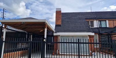  ¡Tu nueva casa te espera en Recreo de Los Frailes! ¿¿ 2 Garajes  Esta casa remodelada está diseñada para brindarte comodidad, amplitud y espacios únicos. Ideal para quienes buscan vivir en un sector tranquilo, familiar y con fácil acceso a todo lo que necesitas.  ¿¿ Distribución – Primer Piso: Sala principal independiente  Comedor amplio y separado  Cocina funcional y luminosa  Comedor auxiliar para el día a día  Cuarto de servicio con baño  Sala de estar con cúpula  Estudio (que también puede usarse como habitación)  Baño auxiliar con ducha  Cuarto principal con baño privado  Segundo cuarto con salida al patio y zona de ropas  ¿¿ Segundo Piso: Habitación privada con baño, clóset y vestier  ¿ Extras ¿¿ Patio interior   zona de lavandería ¿¿ Espacios amplios, ventilados y bien distribuidos ¿¿ Ubicación estratégica, cerca de comercio y vías principales  ¿ Contáctanos y agenda tu visita. ¡Esta casa lo tiene todo para ti y tu familia!