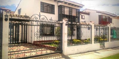 Casa en Niza Norte, estilo español, dos plantas, jardín y antejardín, sala con chimenea a gas,  comedor independiente, estudio, cocina tradicional, zona de ropas, baño social, cuarto baño servicio, estar de alcobas, tres alcobas principal con baño, baño de alcobas. Carpintería en cedro, tubería pvc, estrato 5. Gisela Peñaranda