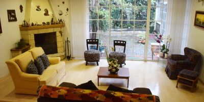 Casa muy acogedora y amplia, antejardín y jardín, dos plantas, sala con chimenea, estudio, área o espacio que se puede utilizar para gimnasio, solárium, taller, con techo en marquesina y conexión para baño, cocina integral amplia en madera perillo, comedor en la misma área, patio de ropas con marquesina, alcoba de servicio sin baño, segundo nivel: hall de alcobas, cuatro alcobas, baño en la principal y baño de alcobas, tuberías internas de agua y eléctricas, renovadas en el año 2005, portón eléctrico e inalámbrico de acceso individual y vehicular, cerramiento en reja y cerca de pino, pisos en madera. Antejardín con cuatro parqueos, garaje interior techado para dos carros. Gisela Peñaranda