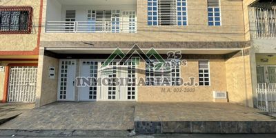 Primer piso
Sala Garaje
Cocina Integral
2 baños
Zona aseo
3 habitaciones con closets